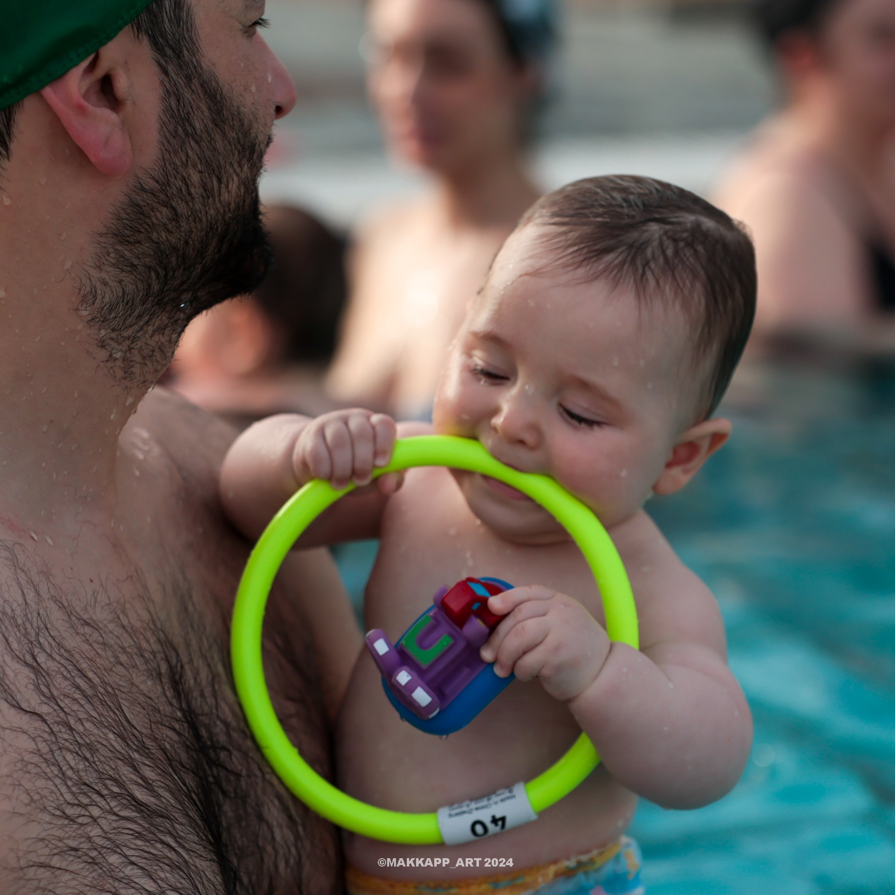 Papà con il suo bambino durante un incontro di acquaticità neonatale