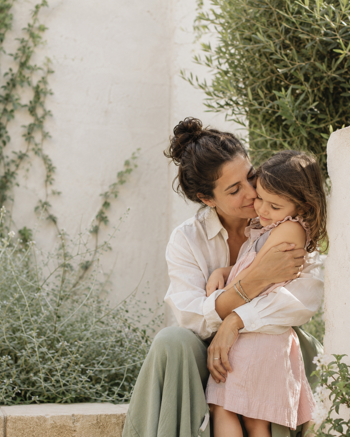 Madre e figlia in un momento di affetto e serenità